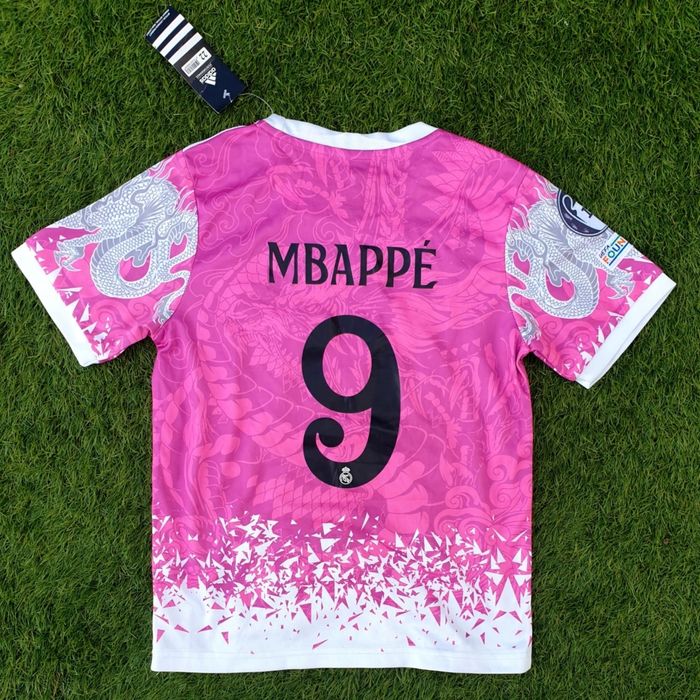 Maillot foot collector Real Madrid CF Espagne Mbappe 9 neuf avec étiquette jamais porté taille 8 ans - photo numéro 3