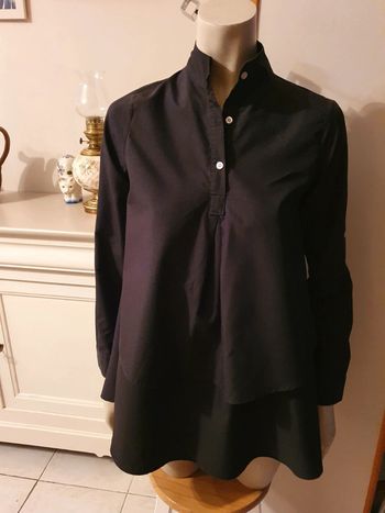 Blouse manches longues.