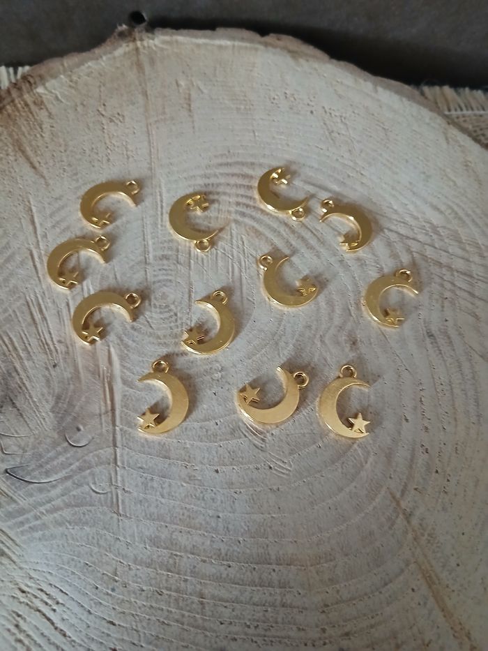 Lot de 22 pendentifs breloques lune étoile doré