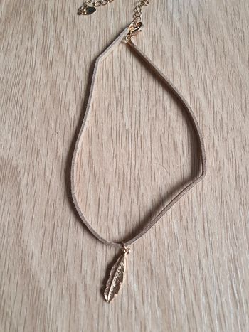 Ras de cou doré avec plume