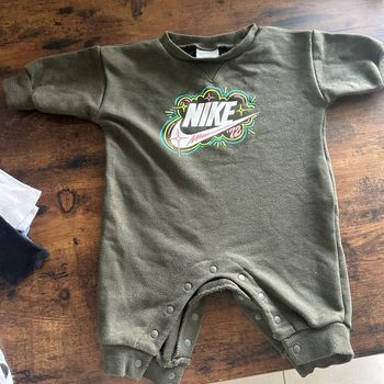 🟢 Combinaison Nike bébé – Vert kaki – Taille 1-3mois