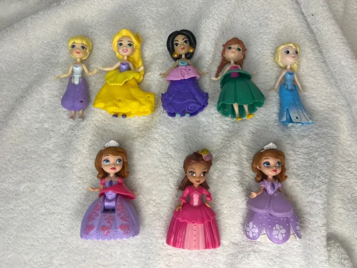 Lot de figurines Disney – Princesses Little Kingdom Hasbro + Princesse Sofia Mattel 2014