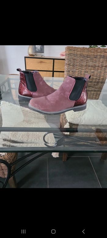 Très jolie bottines en nubuck bordeaux