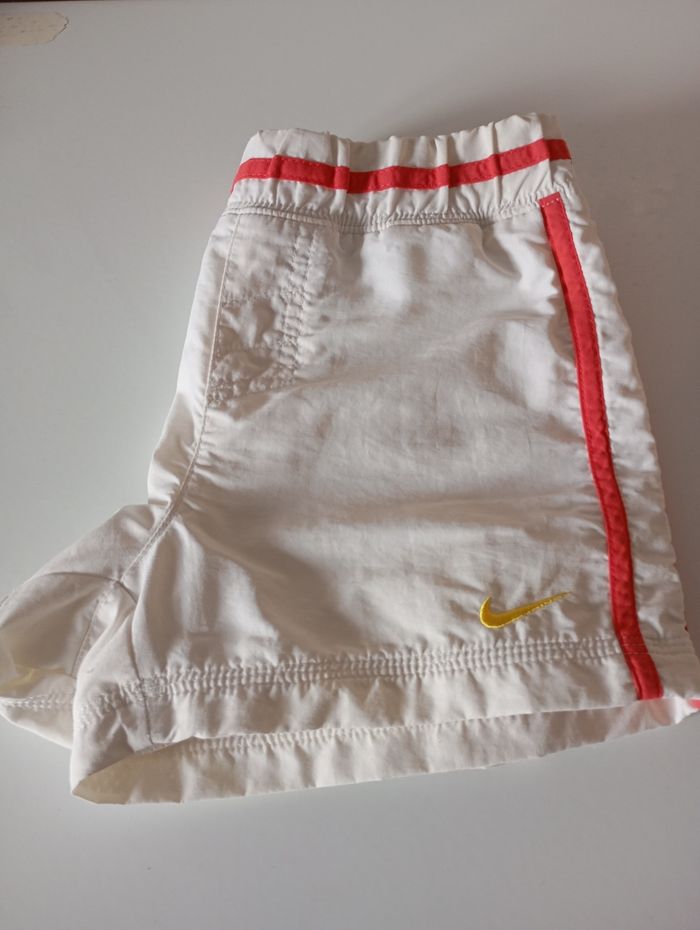 Short mixte . 8/10 ans . Nike . Blanc et rouge . Coton polyamide polyester. Très bon état - photo numéro 8