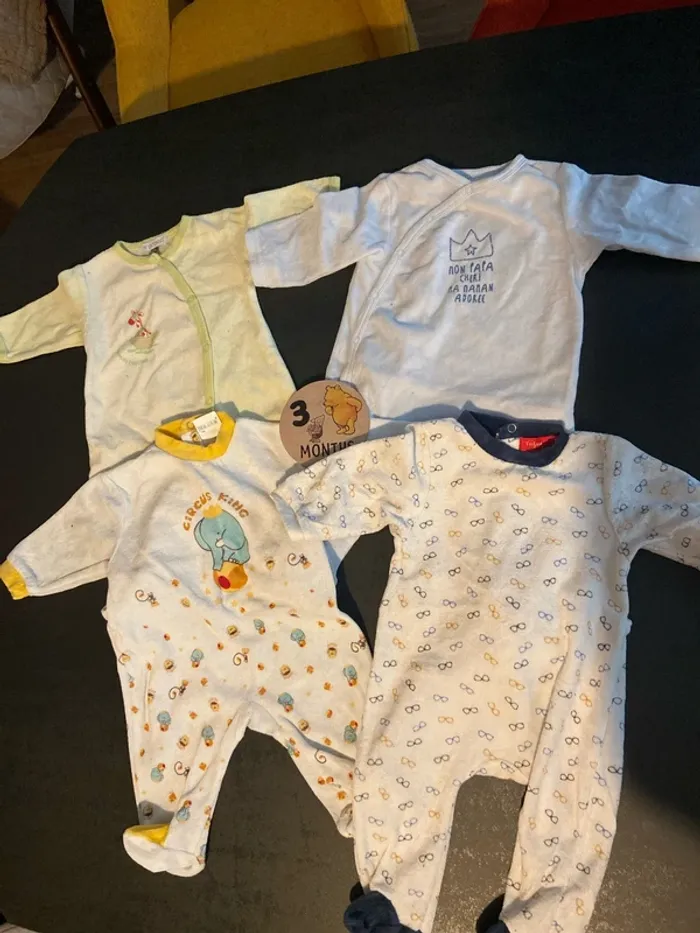 Lot de 4 pyjamas velours taille 3 mois