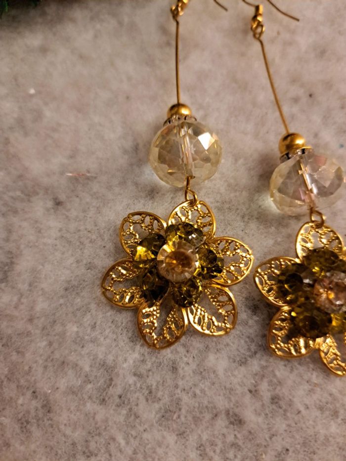 Boucles d'oreilles pendante avec strass vert kakie - photo numéro 4