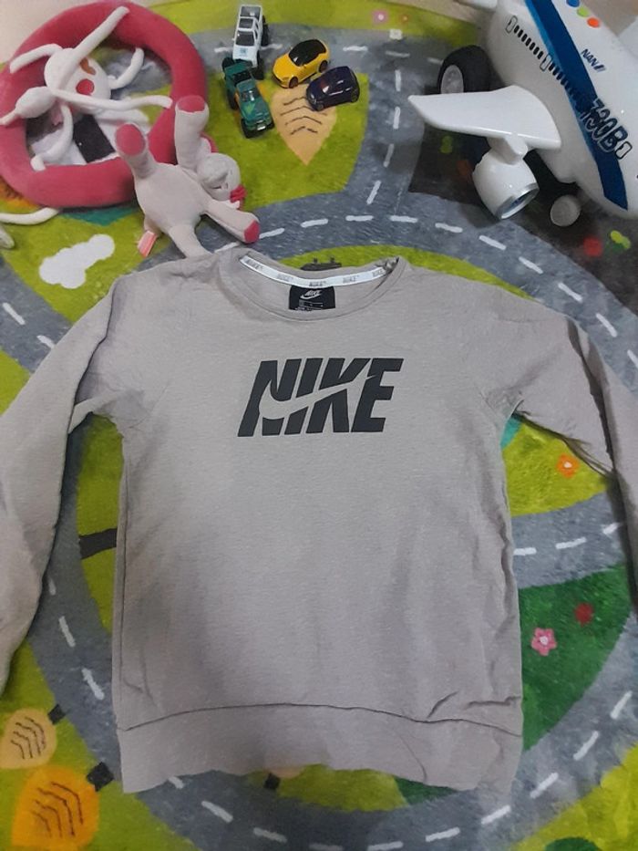 Haut nike 👧 10ans - photo numéro 2