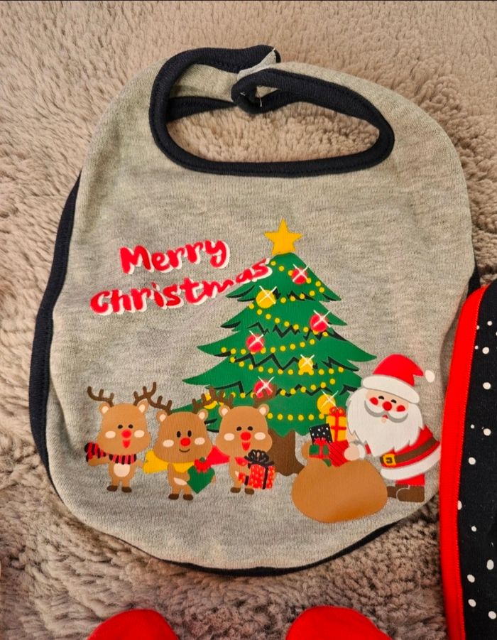 Lot de 2 bavoirs + chaussons 9 mois neuf - photo numéro 4