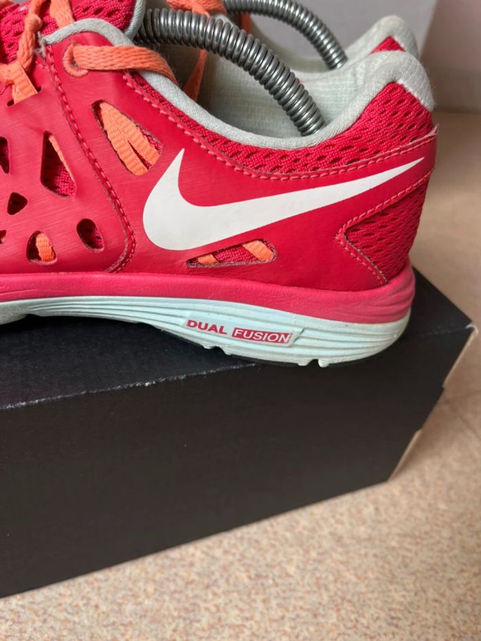 Baskets / Chaussures De Course Nike Taille (37.5) - photo numéro 3