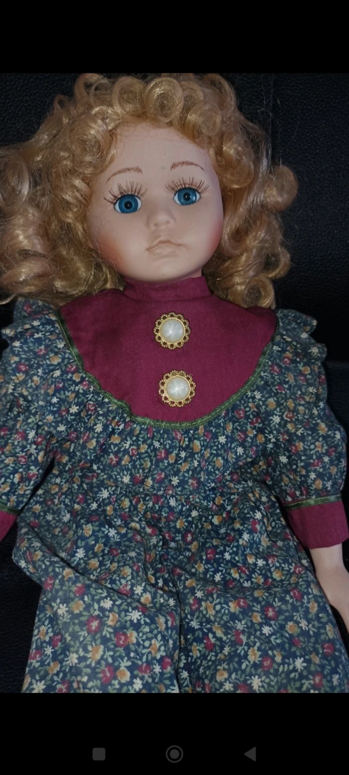 Poupée en porcelaine vintage