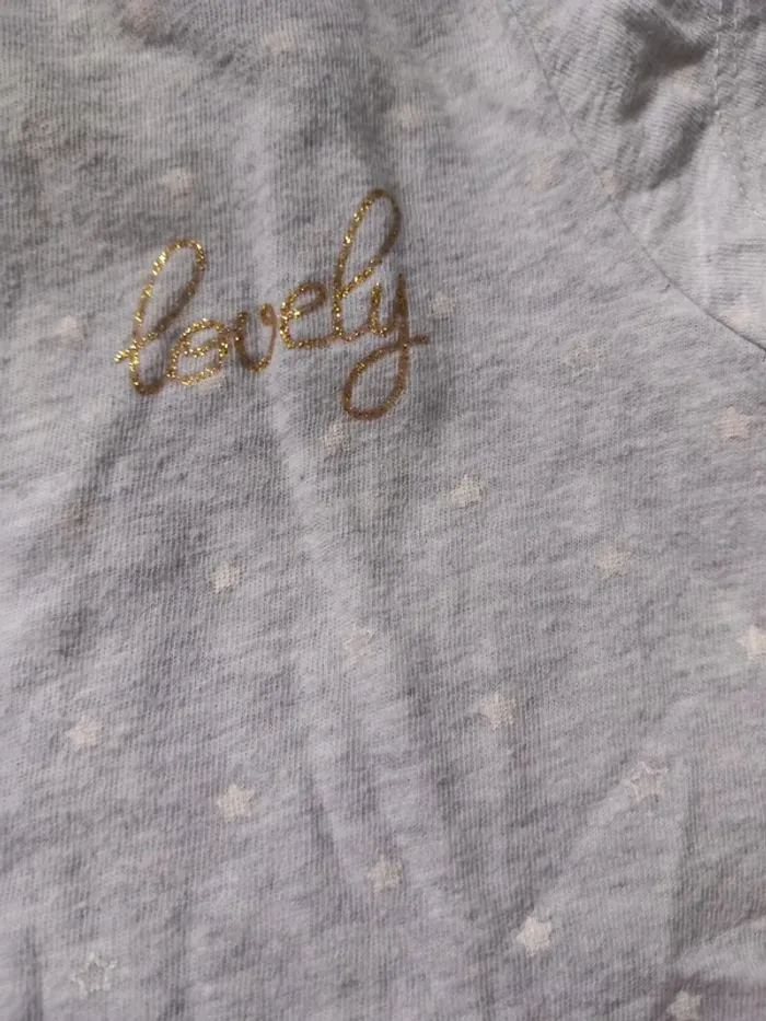 T-shirt gris fille Lovely – Kiabi – 3 ans - photo numéro 2