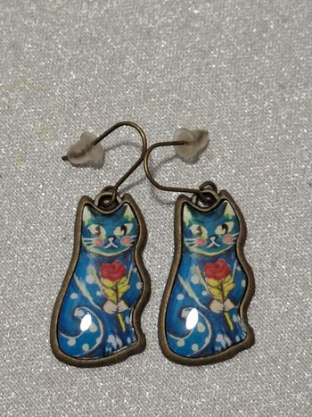 Jolies boucles d'oreilles métal vieilli cuivré chat bleu émaillé très bon état