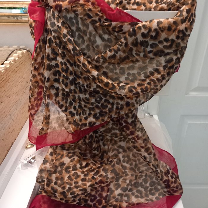 Grande echarpe  impression leopard bordure  rouge - photo numéro 5