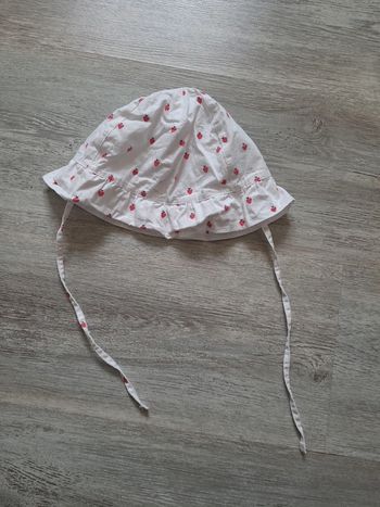 Chapeau blanc et rouge fraises