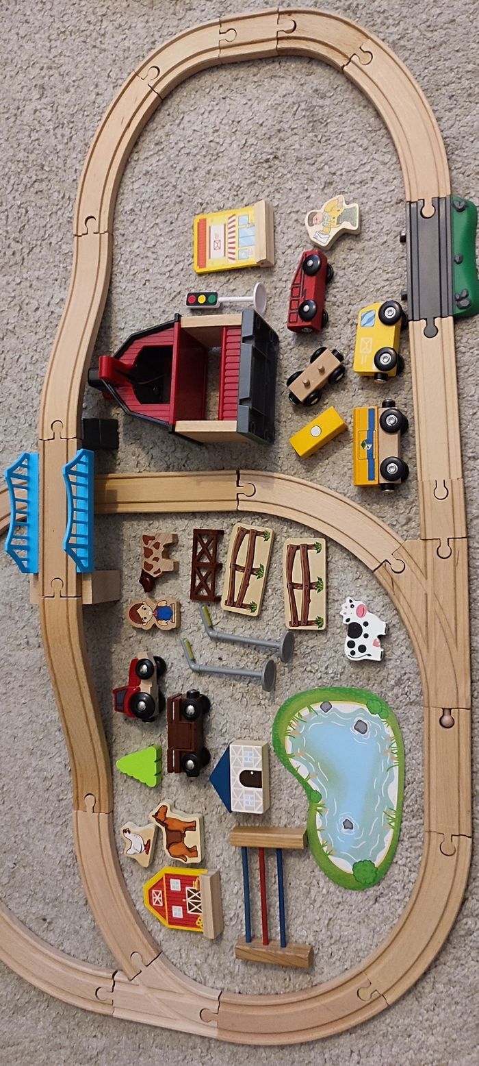 Joli circuit de petit train en bois Brio et Delta - photo numéro 7
