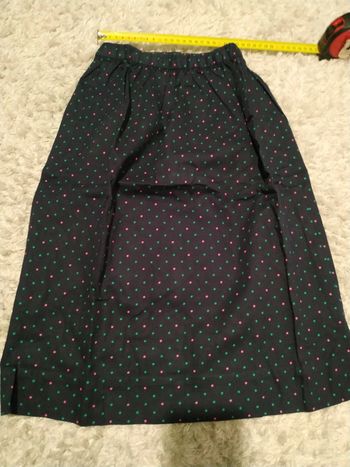 Jupe longue bleue marine à pois verts et roses
Taille estimée 5 ans