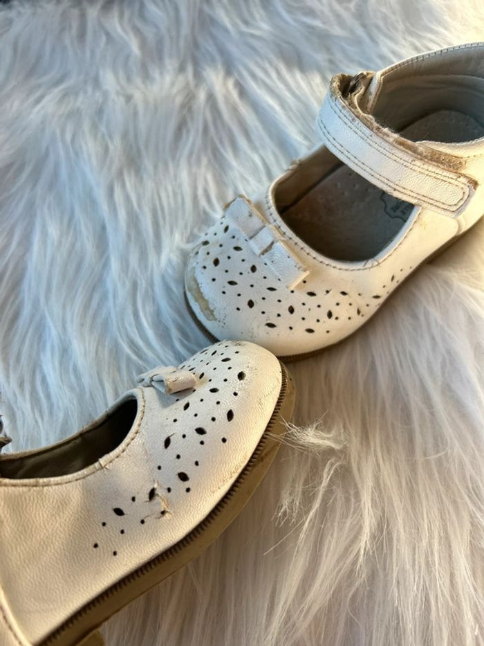 Petite paire de chaussures 🥰 pointure 21 - photo numéro 3