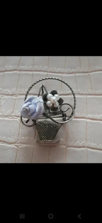 Broche  representant un panier