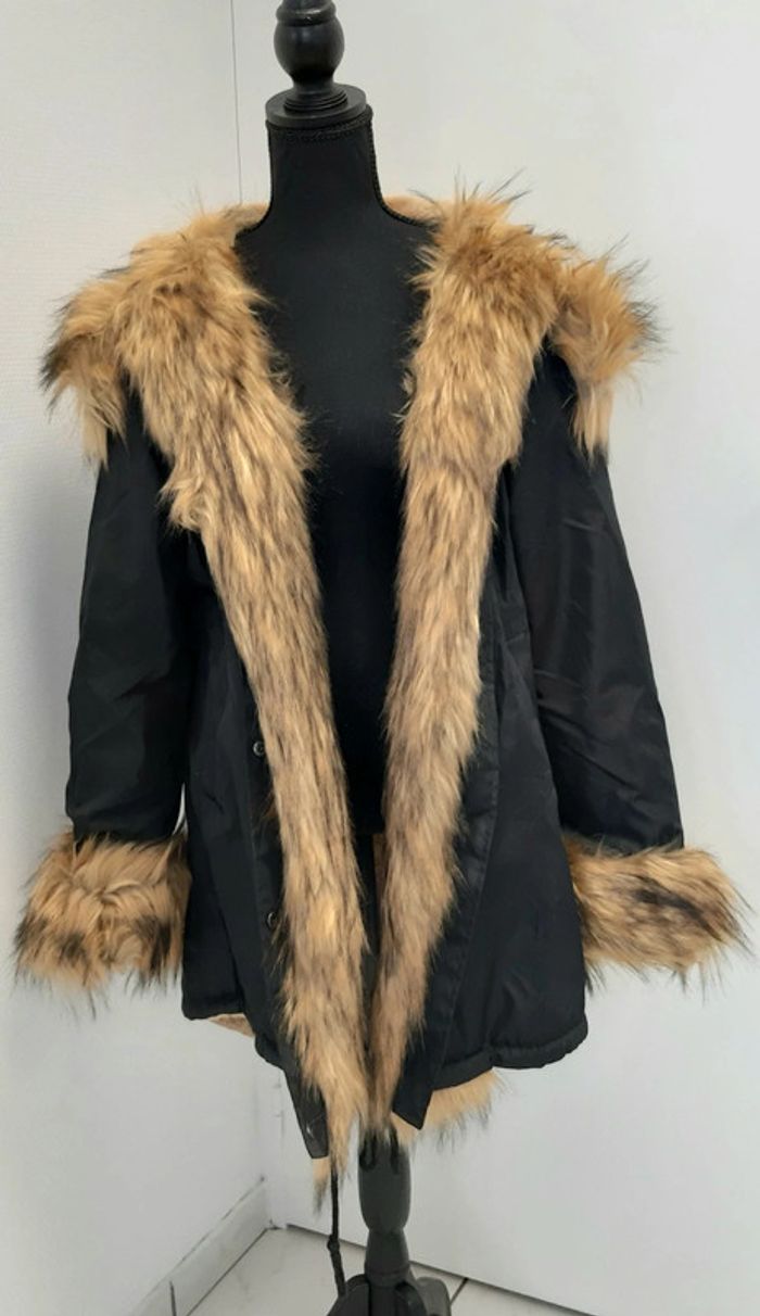 Très belle parka imperméable à capuche doublée fourrure synthétique
