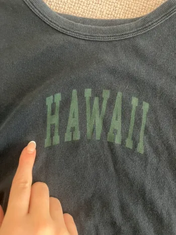 Blusa azul marino con topitos