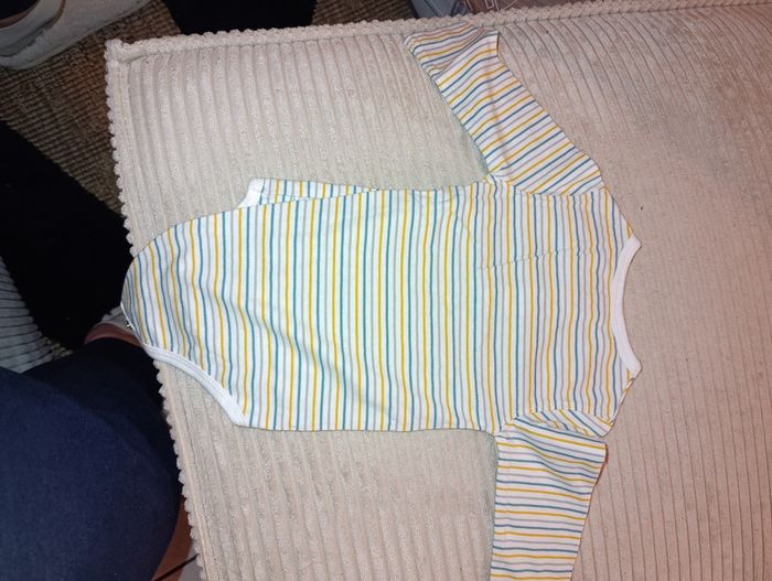 Ensemble 2 joggings+ un body taille 6 mois - photo numéro 9