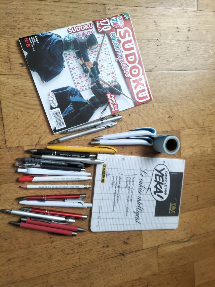 Lot fournitures stylos feuilles neuves et sudoku