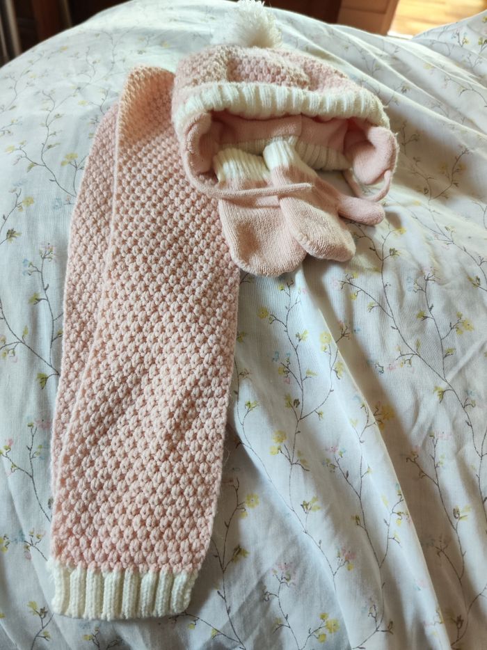 Ensemble bonnet, écharpe et moufles