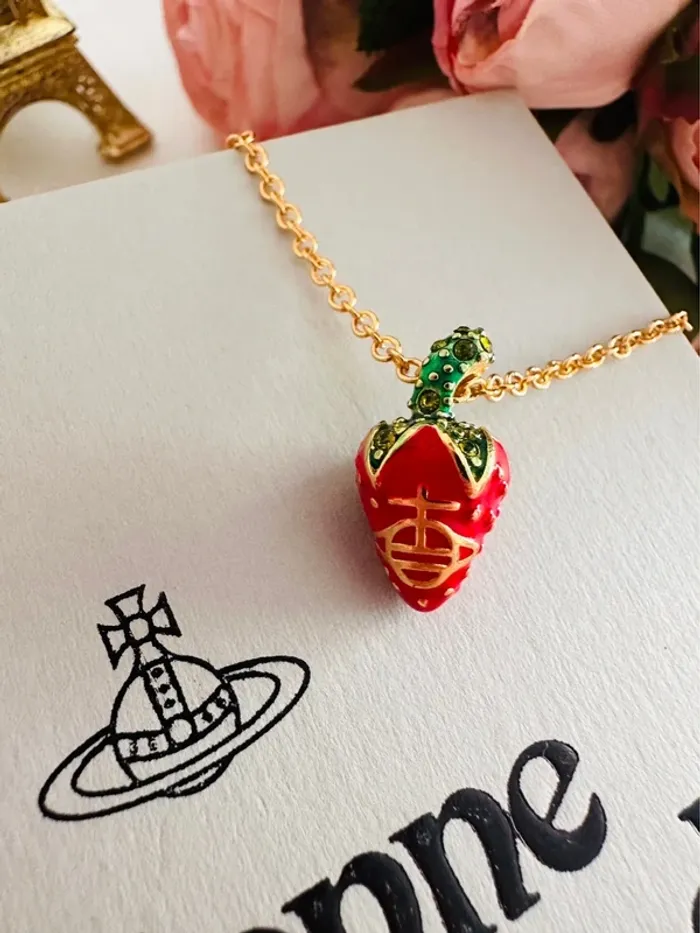 🍓 Collier Vivienne Westwood – Fraise émaillée rouge et verte avec logo doré 🍓 - photo numéro 3