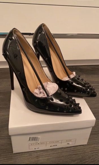 Escarpins cloutés neuf noir taille 36