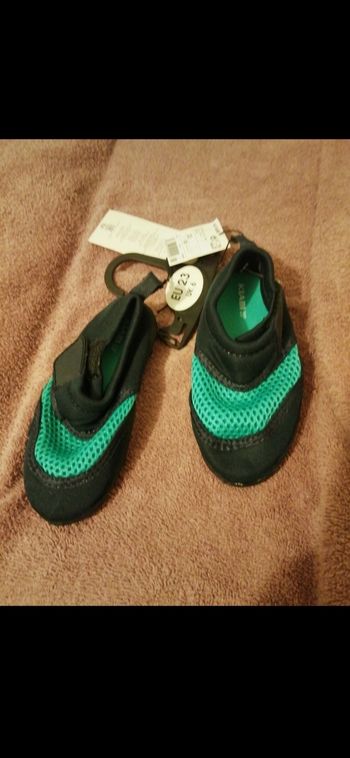Chaussures de plage neuves taille 23