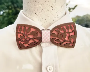 Beau nœud papillon artisanal en bois de noyer ajouré avec fond rose et tissus Vichy