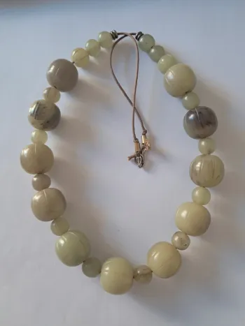 Imposant collier de perles couleur vert jade