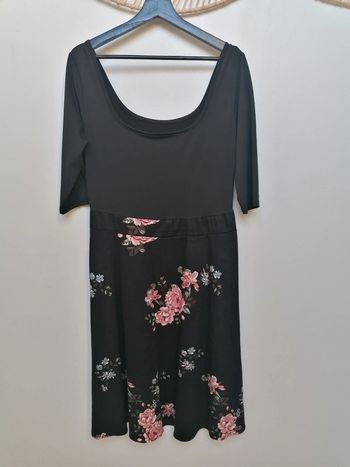Robe noire à fleurs