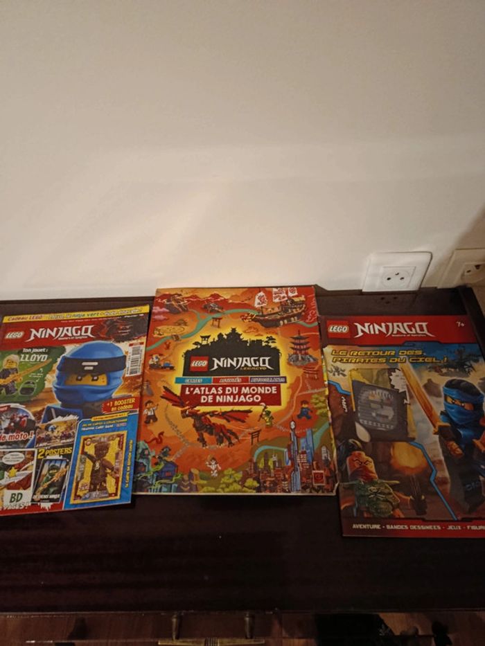 l'Atlas du monde Ninjago et 2 magazines
