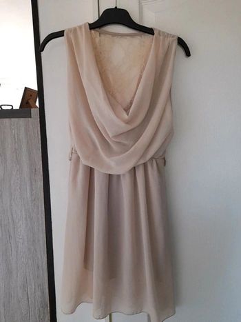 Robe à dentelles dans le dos