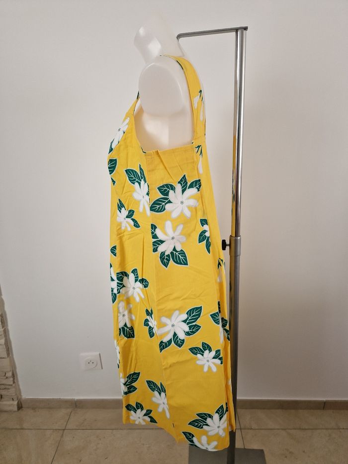 Robe polynésienne jaune à fleurs blanche et feuilles vertes - photo numéro 3
