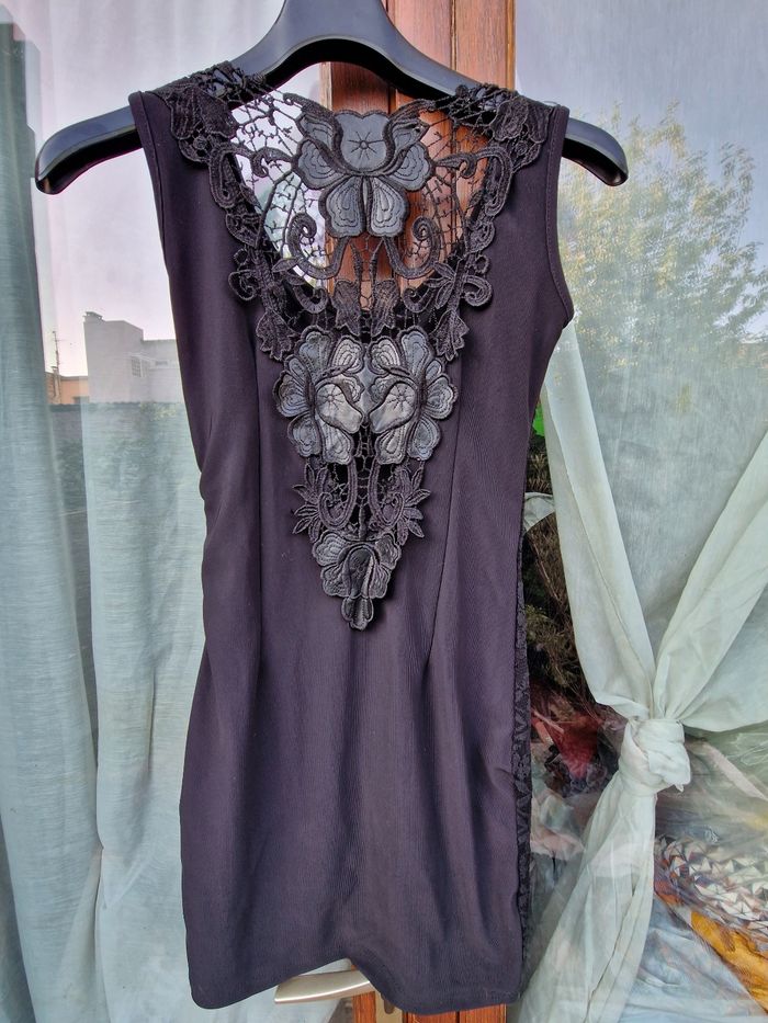 Robe noire dentelle et broderie dos – Taille S✨🖤 - photo numéro 4