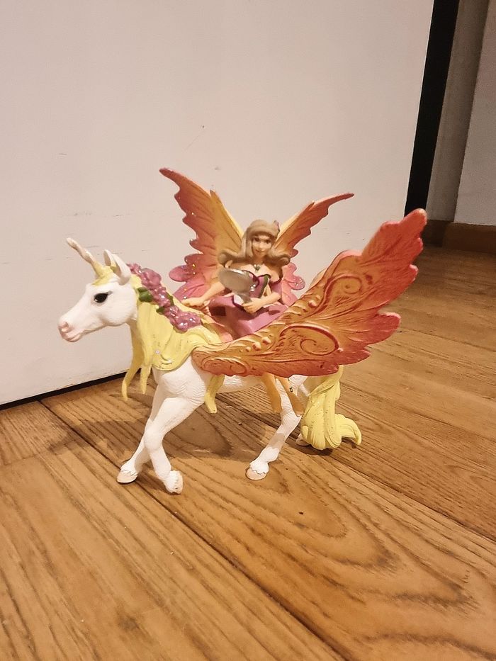 Fée Feya et une licorne ailée