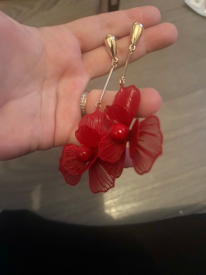 Boucles d’oreilles pendantes NEUVES femme en forme de fleurs couleurs rouge et doré - photo numéro 6