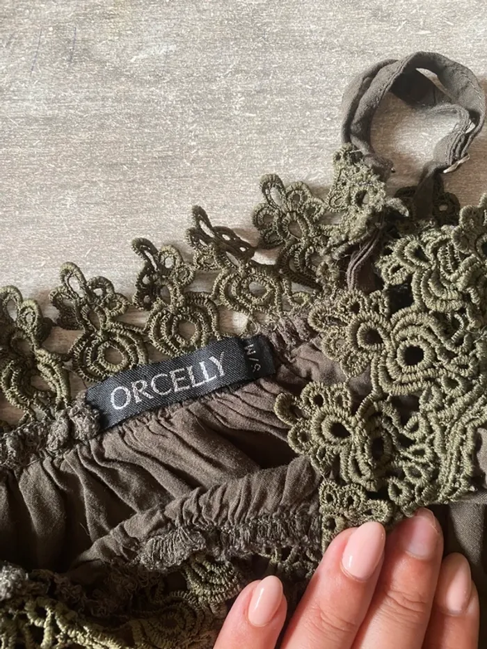 Top kaki foncé à dentelle florale – épaules dénudées chic - photo numéro 3
