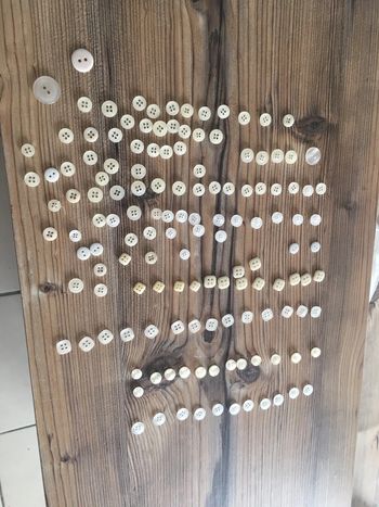 Lot bouton / Une centaine de boutons blancs, beige, crème