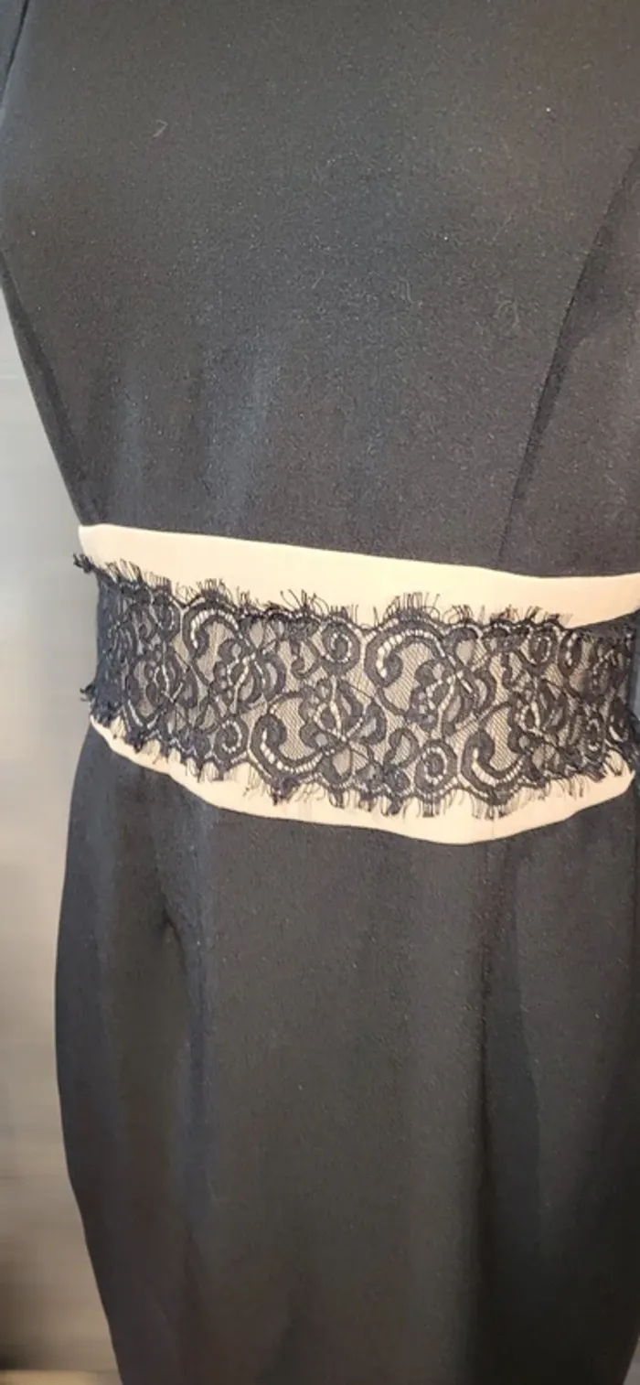 Robe noire chic avec dentelle – parfaite pour soirée ou événement - photo numéro 3