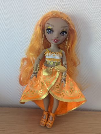 Poupée rainbow high meena fleur 
