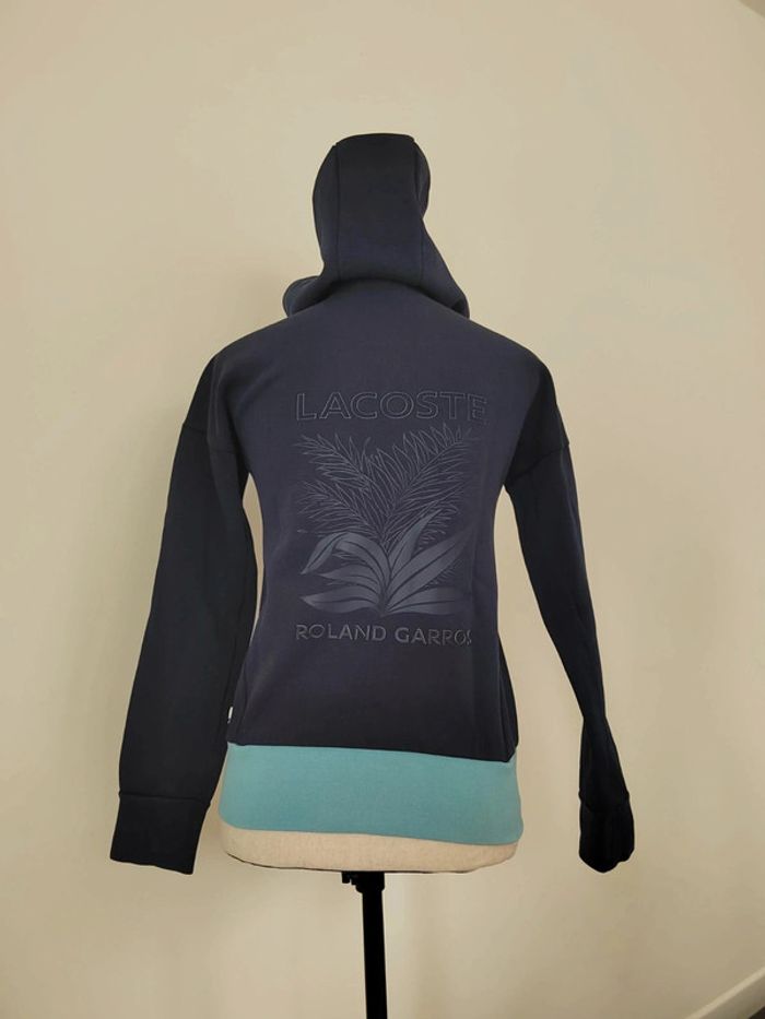 Sweat zippé avec capuche
Lacoste - Rolland Garros
Taille 34
Bleu marine
Excellent état - photo numéro 4