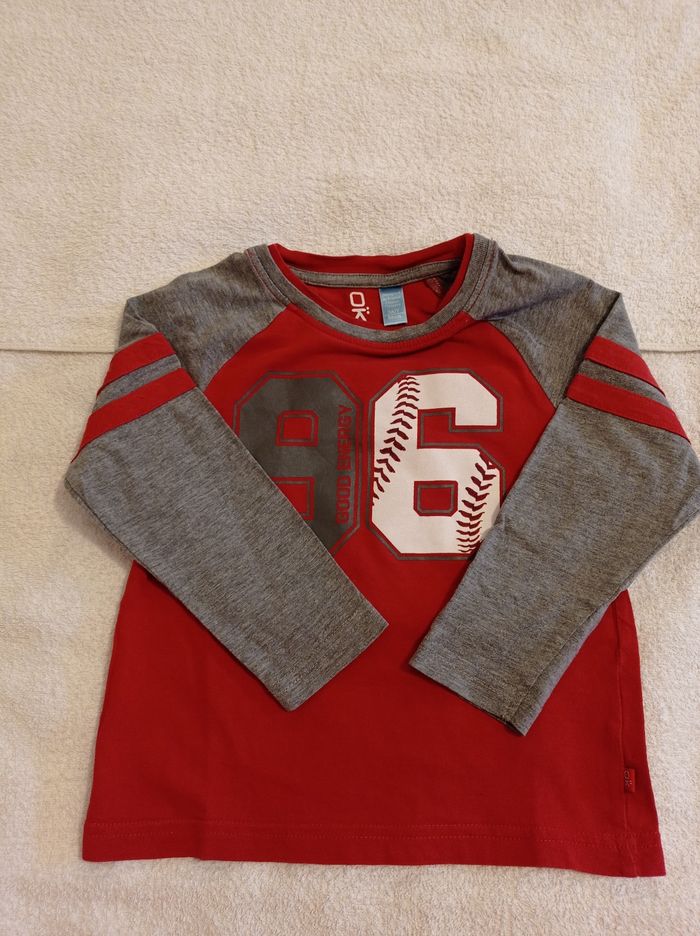 Manches longues avec devant marquer 96 en gros chiffre devant le pull marque Okaïdi âge 3 ans 98 cm couleur rouge et gris - photo numéro 6