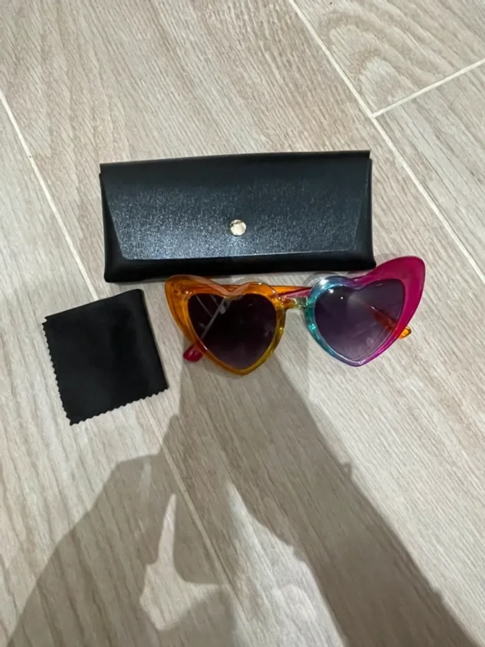 Paire de lunettes en cœurs