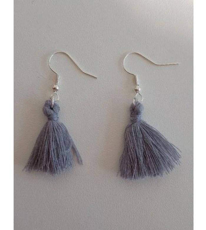 Boucles d'oreilles pompon gris