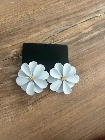 Boucles d’oreilles fleurs blanche neuve