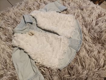 Chemise en jean et fourrure