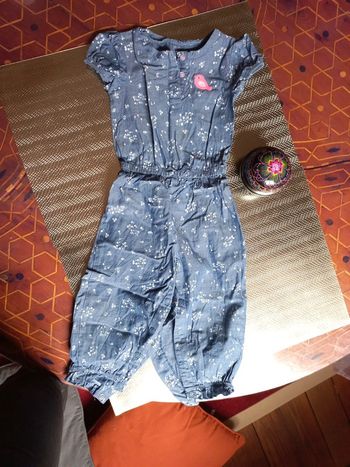 Très belle combinaison 12 mois bleu fleurie